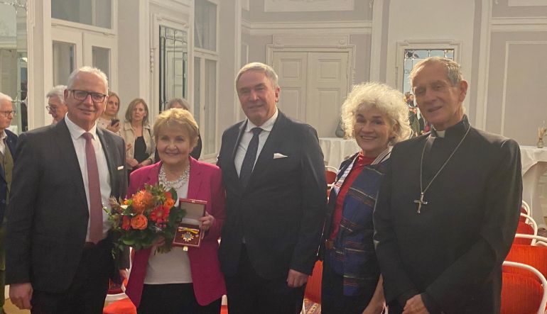 Landtagspräsident Ing. Reinhart Rohr, Sup.-Kur. a.D. Helli Thelesklaf, SI Mag. Manfred Sauer, Sup.-Kur. Mag.a Margarethe Prinz-Büchl,  Monsignore Emmanuel Longin - Bild von Pfr.in Renate Sauer